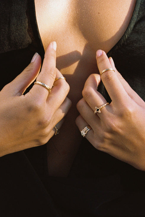 HAMMERED STAR PINKY RING GOUD